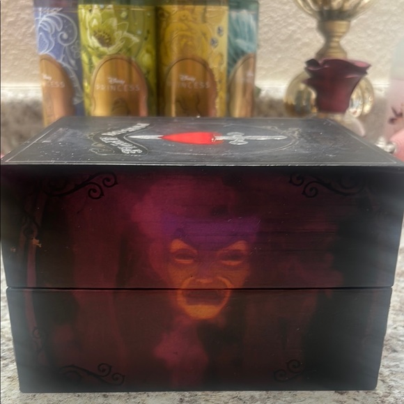 Disney Villains Evil Queen Box - Picture 4 of 8